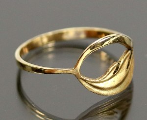 Ring with a leaf motif. Gold (222)