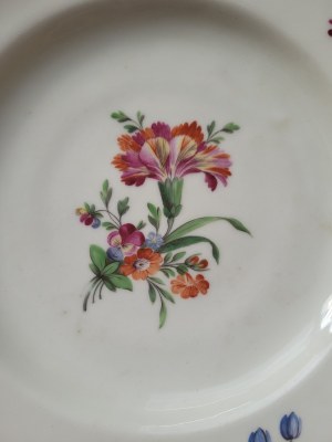 BARAN. Porcelánový talíř s kyticí květin
