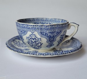 GIEN. Faience cup with saucer, with the Polish Wodzicki coat of arms (a variant of the Leliwa coat of arms) under the count's crown on both elements