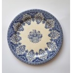 GIEN. Set of 6 faience plates, flat, large, with the Polish Wodzicki coat of arms (a variant of the Leliwa coat of arms) under the count's crown.