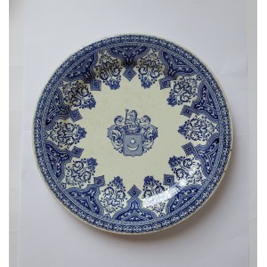 GIEN. Set of 6 faience plates, flat, large, with the Polish Wodzicki coat of arms (a variant of the Leliwa coat of arms) under the count's crown.