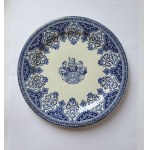 GIEN. Set of 6 faience plates, flat, large, with the Polish Wodzicki coat of arms (a variant of the Leliwa coat of arms) under the count's crown.