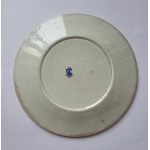 GIEN. Set of 6 faience plates, flat, large, with the Polish Wodzicki coat of arms (a variant of the Leliwa coat of arms) under the count's crown.