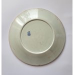 GIEN. Set of 6 faience plates, flat, large, with the Polish Wodzicki coat of arms (a variant of the Leliwa coat of arms) under the count's crown.