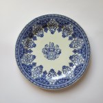 GIEN. Set of 6 faience plates, flat, large, with the Polish Wodzicki coat of arms (a variant of the Leliwa coat of arms) under the count's crown.