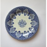 GIEN. Set of 6 faience plates, flat, large, with the Polish Wodzicki coat of arms (a variant of the Leliwa coat of arms) under the count's crown.