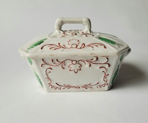 HORODNICA (Gorodnica). Pojemnik porcelanowy z pokrywką, wykonany w manufakturze fajansu i porcelany w Horodnicy na Wołyniu,