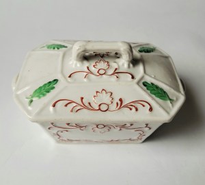 HORODNICA (Gorodnica). Pojemnik porcelanowy z pokrywką, wykonany w manufakturze fajansu i porcelany w Horodnicy na Wołyniu,