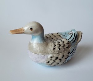 KUZNIECOW, Ryga. Maselniczka porcelanowa w formie kaczki. Fabryka Porcelany M. S. Kuzniecow w Rydze, 1891-1917