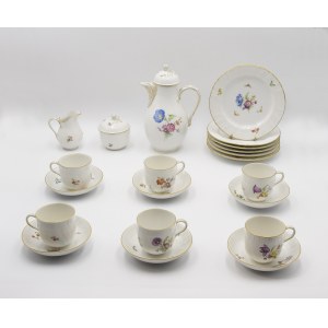BERLIN - Królewska Manufaktura Porcelany (KPM), Serwis do herbaty z reliefem Neuozier, z dekoracją kwiatami i motylkami