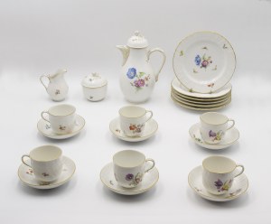 BERLÍN - Královská porcelánka (KPM), reliéfní čajový servis Neuozier s květinovým a motýlovým dekorem