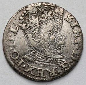 Stefan Batory, Trojak Riga 1585 - copricapo decorato