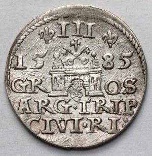 Stefan Batory, Trojak Riga 1585 - copricapo decorato