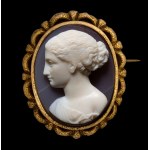 A fine Neoclassical agate cameo set in a gold chiseled brooch. Female bust.
