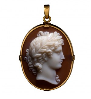 Camée en agate du début de l'époque victorienne, serti dans un pendentif en or. Tête d'Apollon laurée.