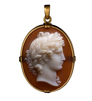 Camée en agate du début de l'époque victorienne, serti dans un pendentif en or. Tête d'Apollon laurée.
