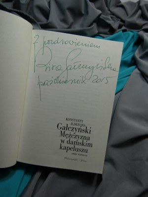 Mężczyzna w damskim kapeluszu Gałczyński autograf