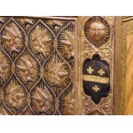 Museal Renaissance wedding chest, Cassone a pastiglia dorata con uccelli