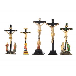 Mixed lot of carvings, 5 figures of Christ on the cross