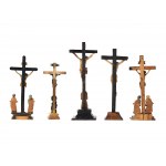 Mixed lot of carvings, 5 figures of Christ on the cross