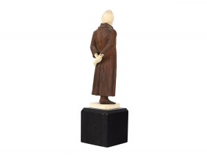 Socha na dřevěném podstavci, Goethe v domácím plášti