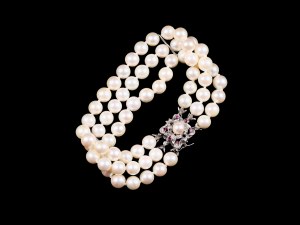Three-row pearl bracelet, Clasp 18kt white gold with diamonds (?)