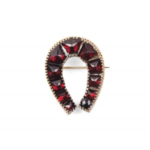 Garnet brooch in the shape of a horseshoe, Yellow metal