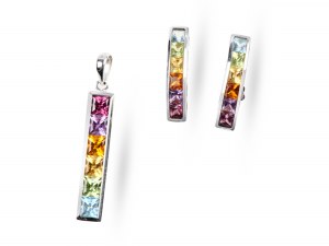 Paire de boucles d'oreilles et 1 pendentif, or blanc non marqué