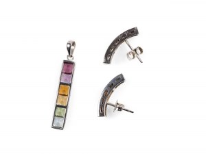 Paire de boucles d'oreilles et 1 pendentif, or blanc non marqué