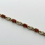 Złota bransoletka z naturalnymi Granatami oraz Diamentami około 0.22 Ct
