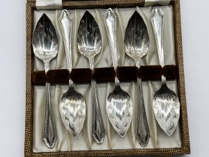 Set of silver-plated English spoons in original box