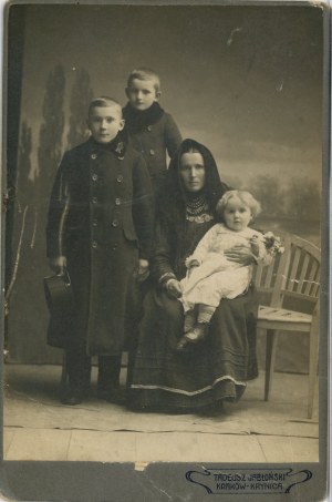 Krakow, Krynica, Jablonski T. - Mother with children, ca. 1900.