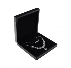 Necklace with sapphires