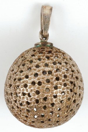 pendant in the form of a ball, circa 1930.