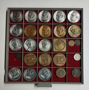 COLLECTION DE 154 MÉDAILLES ET PIÈCES DE MONNAIE