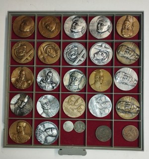 COLLECTION DE 154 MÉDAILLES ET PIÈCES DE MONNAIE