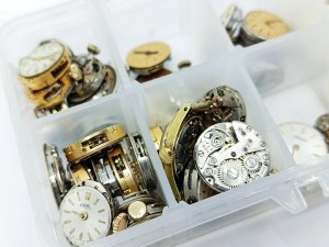 Set of about 50 mechanisms for women's wristwatches
