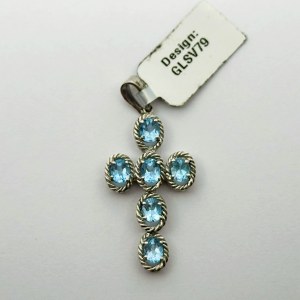 Pendentif croix en argent avec topazes bleues