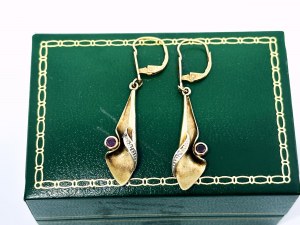 Longues boucles d'oreilles en or avec rubis et diamants