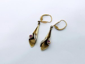 Longues boucles d'oreilles en or avec rubis et diamants