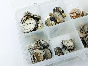 Set of about 40 mechanisms for women's wristwatches