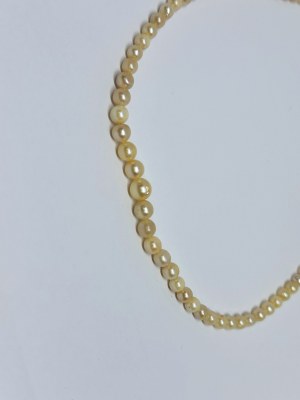 Necklace of white Akoya pearls with 375/9K gold.
