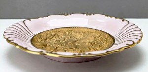 Dekoracyjna patera z różowej porcelany ze złotym reliefem - wytwórnia H&C Chodov - Czechosłowacja lata 70-te