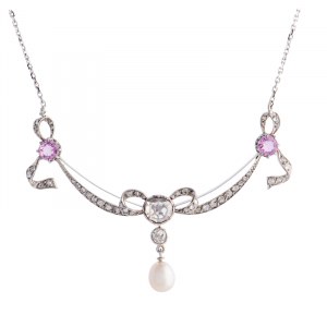 Collier à motif de nœud, milieu du 20e siècle.