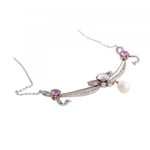 Collier à motif de nœud, milieu du 20e siècle.