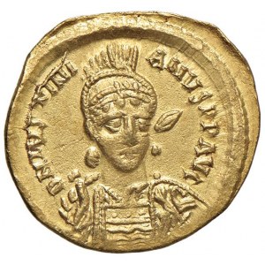 Giustiniano I (527-565) Solido - Busto elmato con lanci...