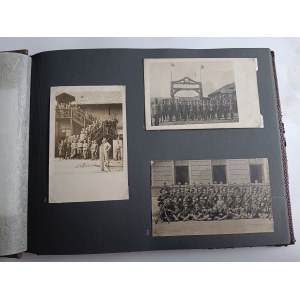 ALBUM ZDJĘCIA WOJSKOWE, PRAWDOPODOBNIE PARK NAPRAWY ARTYLERII W KRAKOWIE, LATA 1916-1918, PONAD 60 ZDJĘĆ, RÓŻNE FORMATY, ARMATY, KONIE, ŻOŁNIERZE, BUDYNKI, ZDJĘCIA CZĘŚCIOWO PODPISANE, ZDJĘCIA GRUPOWE, ZDJĘCIA WYCIĄGANE Z ALBUMU