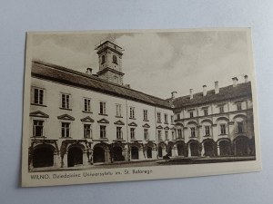 POHLEDNICE VILNIUS NÁDVOŘÍ BATOREGO UNIVERZITY, MÍRNĚ POŠKOZENÁ, MÍRNĚ ODLEPENÁ
