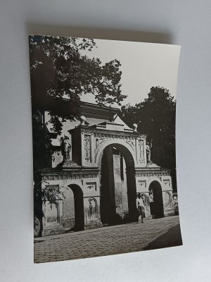 POSTCARD PRL DYNÓW PARISH CHURCH ENTRANCE GATE