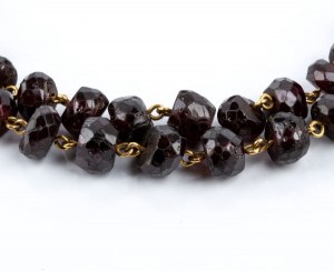 Garnet gold necklace